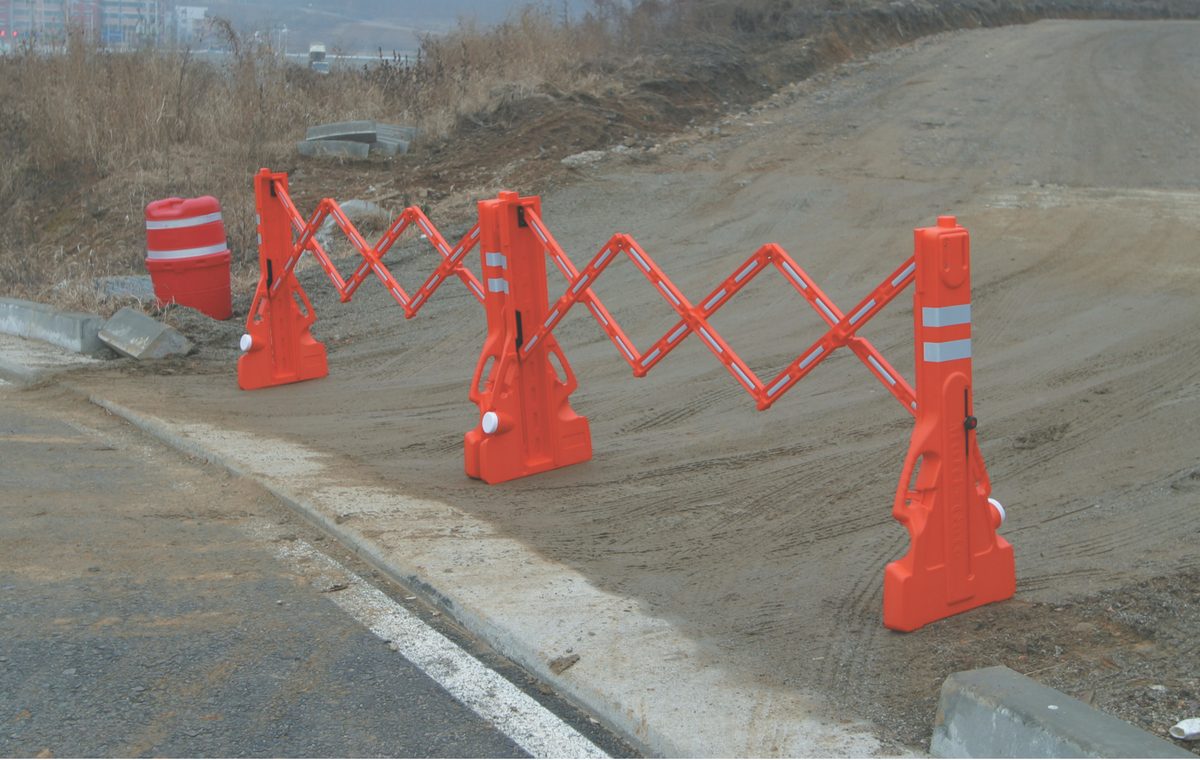 Multiple Multi-Gate barriers linked together along a dirt road