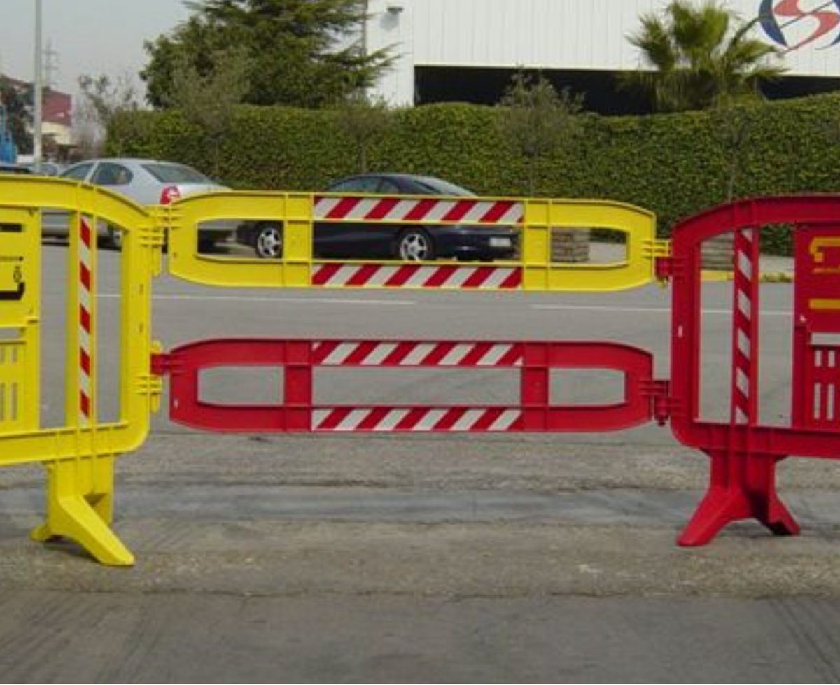 Yellow and red Xtendit barricades forming an instant gate